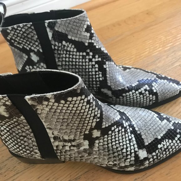 Marc Fisher LTD Vivica Bootie in Snake Print size 10 - Picture 3 of 5